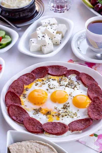 Traditionelles Türkisches Frühstück Mit Tomaten Oliven Honig Tee Käse Und — Stockfoto