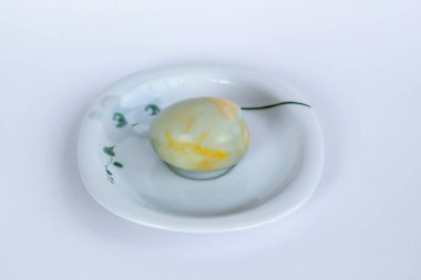 Tabakta çürük ve kaynamış sağlıksız yumurta var.