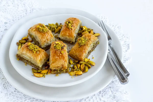Geleneksel Türk Pastası Tatlı Baklava özel olarak fıstıklı ve çatal bıçaklı tabakta dizayn edildi