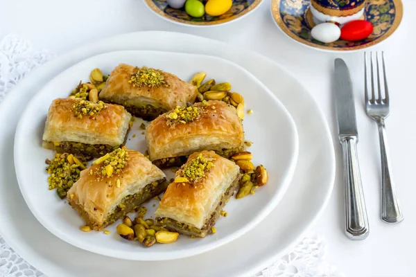 Traditioneel Turks Gebak Dessert Pistache Baklava Wit Met Turkse Koffie — Stockfoto