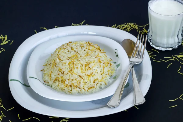 Traditioneller Türkischer Reis Gekocht Mit Vermicelli Auf Schwarzer Oberfläche Mit — Stockfoto
