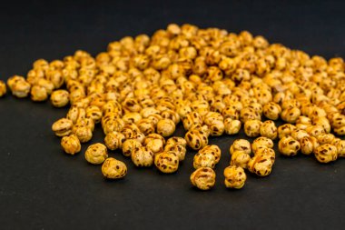 Siyah yüzeyde, fotokopi alanı ve yatay görünümlü sarı nohut.