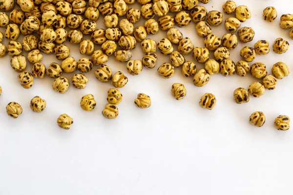 Beyaz üzerine kızarmış sarı nohut arkaplanı kopyalama alanı. Üst görünüm