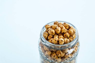 Cam kavanozda kavrulmuş sarı nohut ve kopyalama alanı.