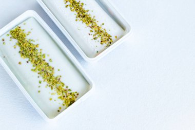 Geleneksel Türk dondurması Maras 'ı kendi kabında fıstık tozu ile, üst manzara