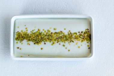 Geleneksel Türk dondurması Maras 'ı kendi kabında fıstık tozu ile, üst manzara