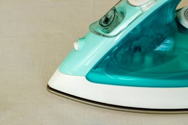 Havalı, buharlı ütü kumaşta, yakın çekim.