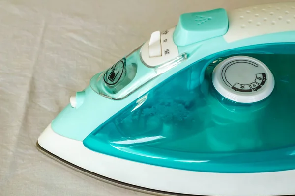 Havalı, buharlı ütü kumaşta, yakın çekim.