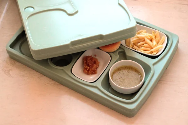 Hastane yemeği, hasta ya da hizmetli için ayrılmış tepsi, yemek servisi..