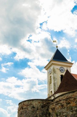 Güneşli bir tepede, Mukachevo kalesinde. Mimariyle ilgili notlar. Mukachevo 'da bir kalenin kalıntıları. Uyumlu bir gökyüzü ve Transcarpathia 'da güneşli bir hava. Mahvoldum. Palanok Kalesi.