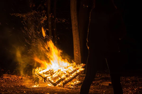 Fire Dark Background Bonfire Forest Flames Throw Sparks Camping Outdoor — Stock Photo, Image