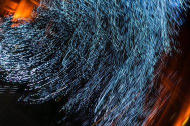 Siyah arka planda uzun soluklu neon ışıklar. Dondurucu ışık. Lens fişeği. Şehir ışıkları, soyut bulanık arkaplan. Geceleri şehirde bir cadde. Uzun pozlama, gece güzel desen.