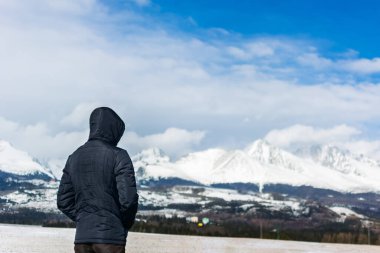 Slovakya 'daki Tatra Dağları. Dağ sırasının panoraması. Doğadaki dağlarda kış. Mavi ve beyaz renkler. Dağların tepeleri karla kaplı. Medeniyetten uzakta.