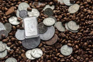 Sovyetler Birliği paraları kahve çekirdeklerinin üzerine düşer. İki dolarlık gümüş. Mamvri meşesi büyüsü ve kabuğu. Washingtonia Broşürü. Düz çizgi. Karanlık bir arka planda hatıralar. Kahverengi arkaplan.