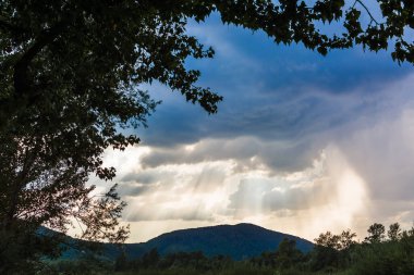 Doğal Günbatımı. Parlak Dramatik Gökyüzü ve Karanlık Yer. Renkli Gökyüzü Altındaki Manzara. Sun Over Skyline, Horizon. Transcarpathia ve Uzhhorod. Sihirli Günbatımı. Alacakaranlık. Bulutlar