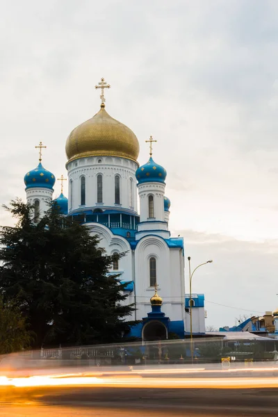 Uzhgorod 'daki Kurtarıcı İsa Katedrali. Kutsal Haç Ortodoks Katedrali. Din ve Kilise. Ön planda uzun pozlama ve araba ışıkları var. Dawn.