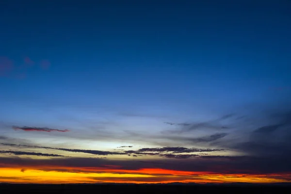 Pôr Sol Natural Céu Dramático Brilhante Terra Negra Paisagem Sob — Fotografia de Stock