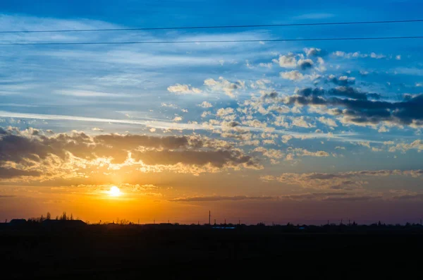 Doğal Günbatımı. Parlak Dramatik Gökyüzü ve Karanlık Yer. Renkli Gökyüzü Altındaki Manzara. Sun Over Skyline, Horizon. Transcarpathia ve Uzhhorod. Sihirli Günbatımı. Alacakaranlık. Bulutlar