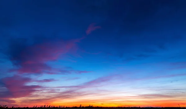 Φυσικό Ηλιοβασίλεμα Φωτεινό Δραματικό Ουρανό Και Σκοτεινό Έδαφος Τοπίο Κάτω — Φωτογραφία Αρχείου