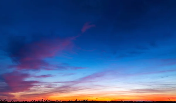 Doğal Günbatımı. Parlak Dramatik Gökyüzü ve Karanlık Yer. Renkli Gökyüzü Altındaki Manzara. Sun Over Skyline, Horizon. Transcarpathia ve Uzhhorod. Sihirli Günbatımı. Alacakaranlık. Bulutlar. Panorama