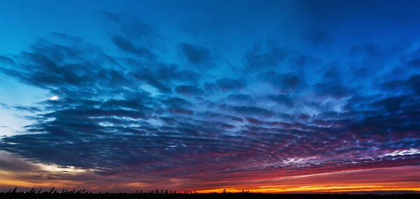 Natural Sunset Bright Dramatic Sky Dark Ground Landscape Scenic Colorful — Stock Photo, Image