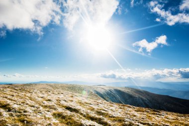 Ukrayna topraklarındaki Karpat dağları. Dağlarda Bahar, Yaz ve Sonbahar. Dağ sıraları ve zirveler. Gökyüzü ve bulutlar. Harabeler ve kayalar
