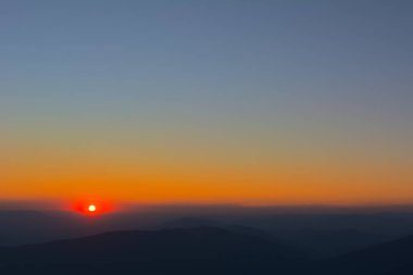 Bir dağ geçidindeki ilk ya da son güneş ışınları. Doğada sabah akşam. Dağ tepelerinde renkli günbatımı ve gün doğumu. Karpatlar yazın ve sonbaharda.