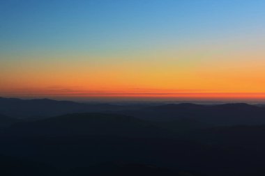 Bir dağ geçidindeki ilk ya da son güneş ışınları. Doğada sabah akşam. Dağ tepelerinde renkli günbatımı ve gün doğumu. Karpatlar yazın ve sonbaharda.