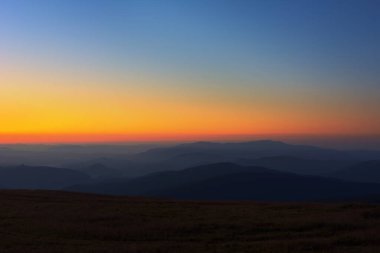 Bir dağ geçidindeki ilk ya da son güneş ışınları. Doğada sabah akşam. Dağ tepelerinde renkli günbatımı ve gün doğumu. Karpatlar yazın ve sonbaharda.