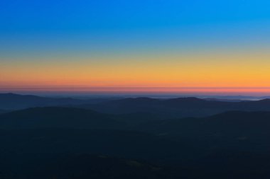 Bir dağ geçidindeki ilk ya da son güneş ışınları. Doğada sabah akşam. Dağ tepelerinde renkli günbatımı ve gün doğumu. Karpatlar yazın ve sonbaharda.