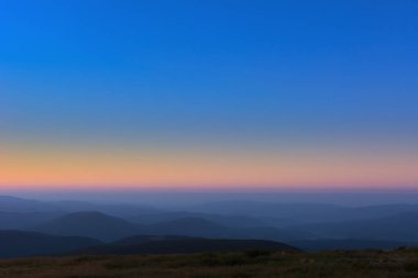Bir dağ geçidindeki ilk ya da son güneş ışınları. Doğada sabah akşam. Dağ tepelerinde renkli günbatımı ve gün doğumu. Karpatlar yazın ve sonbaharda.