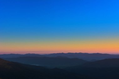 Bir dağ geçidindeki ilk ya da son güneş ışınları. Doğada sabah akşam. Dağ tepelerinde renkli günbatımı ve gün doğumu. Karpatlar yazın ve sonbaharda.