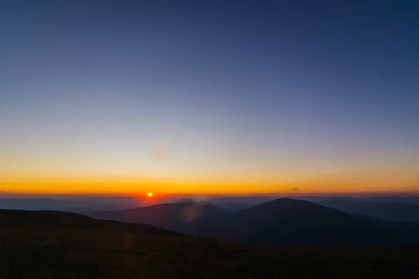 Die Ersten Oder Letzten Sonnenstrahlen Auf Einem Bergpass Morgens Und — Stockfoto