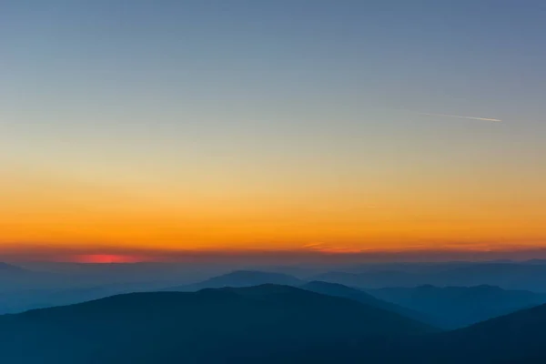 Первые или последние лучи солнца на горном перевале. Утром и вечером на природе. Красочный закат и рассвет над горными холмами. Карпаты летом и осенью. — стоковое фото