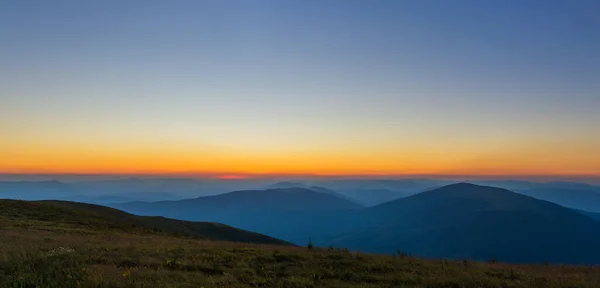 Первые или последние лучи солнца на горном перевале. Утром и вечером на природе. Красочный закат и рассвет над горными холмами. Карпаты летом и осенью. — стоковое фото