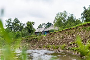 Köyde heyelan var. Kayalar ve zemin yok edildi. Güneşli bir hava. Bitkiler ölür. Felaketler. Taşların dokusu. Kaya düşüyor. Çamur. Yıkılmış kırsal yol heyelan güçlü selde hasar gördü