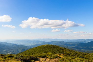 Karpatlar tarafından seyahat etmek. Polonyna Runa, Gostra ve diğer zirveler. Bahar, Yaz ve Sonbahar Karpatlar 'da dinleniyor. Yeşil, mavi renkler. Orman ve çayırlar