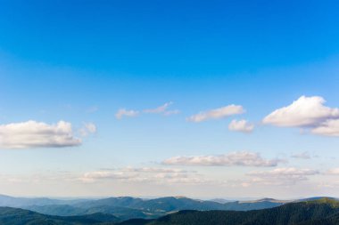 Karpatlar tarafından seyahat etmek. Polonyna Runa, Gostra ve diğer zirveler. Bahar, Yaz ve Sonbahar Karpatlar 'da dinleniyor. Yeşil, mavi renkler. Orman ve çayırlar
