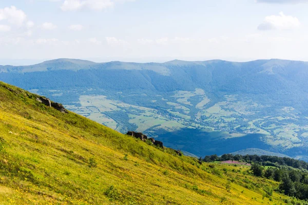 Karpatlar tarafından seyahat etmek. Polonyna Runa, Gostra ve diğer zirveler. Bahar, Yaz ve Sonbahar Karpatlar 'da dinleniyor. Yeşil, mavi renkler. Orman ve çayırlar