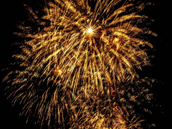 Gece havai fişeklerin hafif boyası bayram etkinliği