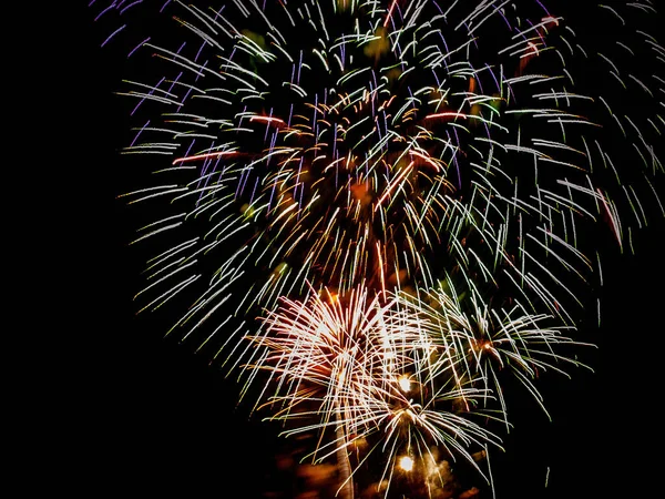 Gece havai fişeklerin hafif boyası bayram etkinliği