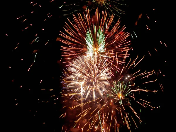 Gece havai fişeklerin hafif boyası bayram etkinliği