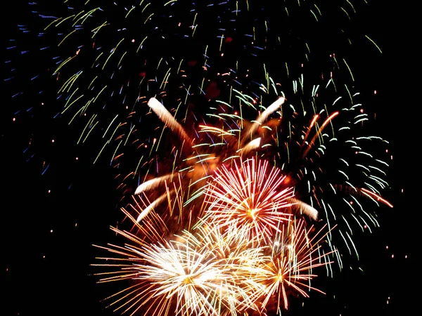 Gece havai fişeklerin hafif boyası bayram etkinliği