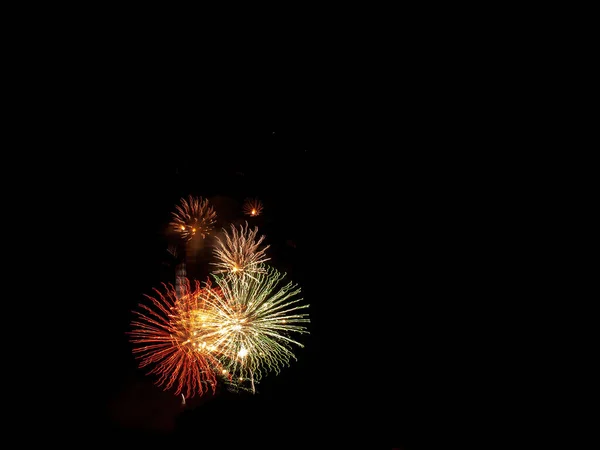 Gece havai fişeklerin hafif boyası bayram etkinliği