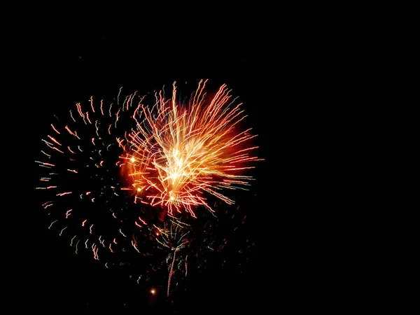 Gece havai fişeklerin hafif boyası bayram etkinliği