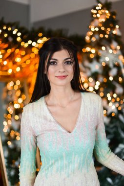 Noel ağacının yanında duran güzel genç bayan.