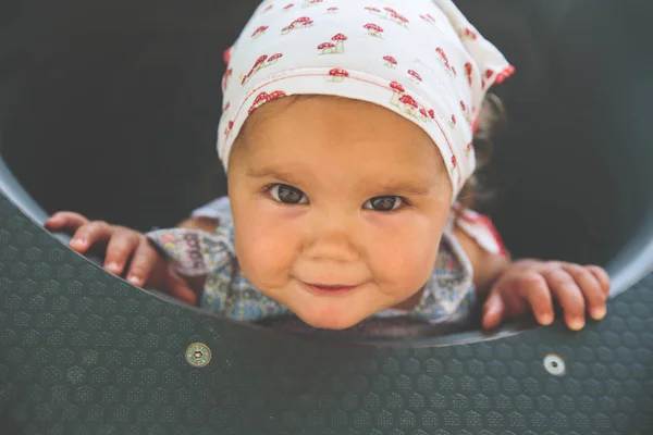 Mädchen auf dem Außenspielplatz trägt Halstuch — Stockfoto