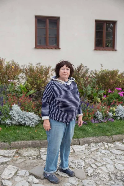 Relajada mujer mayor en frente de casa — Foto de Stock