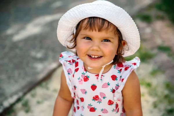 Baby Mädchen allein draußen mit Kleid und Panama — Stockfoto