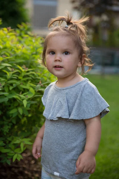 Μωρό κορίτσι μόνο έξω σε ένα καταπράσινο πάρκο — Φωτογραφία Αρχείου